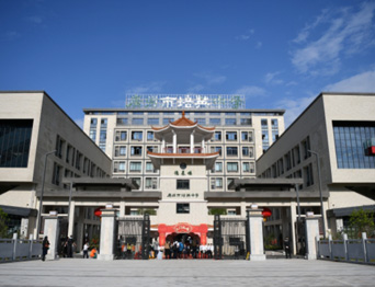 通用舞臺(tái)吊桿高標(biāo)準(zhǔn)承接廣州市培英中學(xué)報(bào)告廳項(xiàng)目，大屏幕顯示系統(tǒng)、音頻擴(kuò)聲系統(tǒng)、燈光系統(tǒng)、舞臺(tái)吊桿及機(jī)械等多系統(tǒng)相互協(xié)作