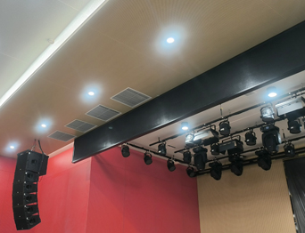 高顏值+實(shí)力派！通用舞臺(tái)幕布成功打造某中學(xué)智慧化多功能報(bào)告廳項(xiàng)目