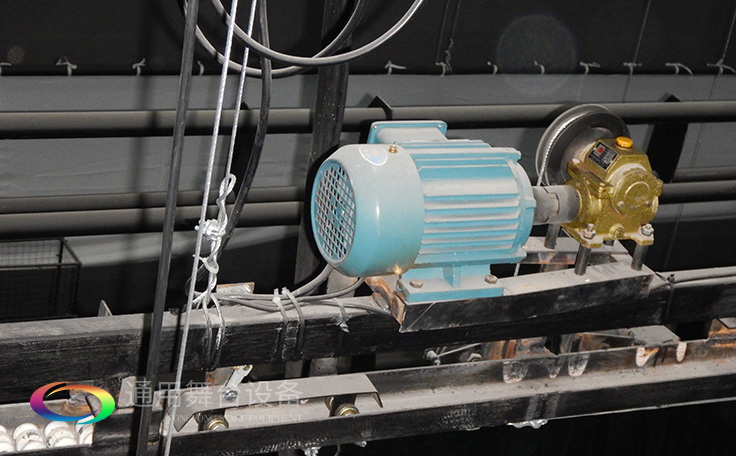 科學(xué)計(jì)劃工期、合理交叉施工，保質(zhì)保量順利完成工程的交付！通用舞臺(tái)阻燃幕布承接羊城廣州培英中學(xué)報(bào)告廳項(xiàng)目！