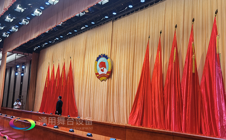 專(zhuān)注舞臺(tái)阻燃幕布、舞臺(tái)機(jī)械，源頭生產(chǎn)廠(chǎng)家！因?yàn)閷?zhuān)業(yè)，所以放心！