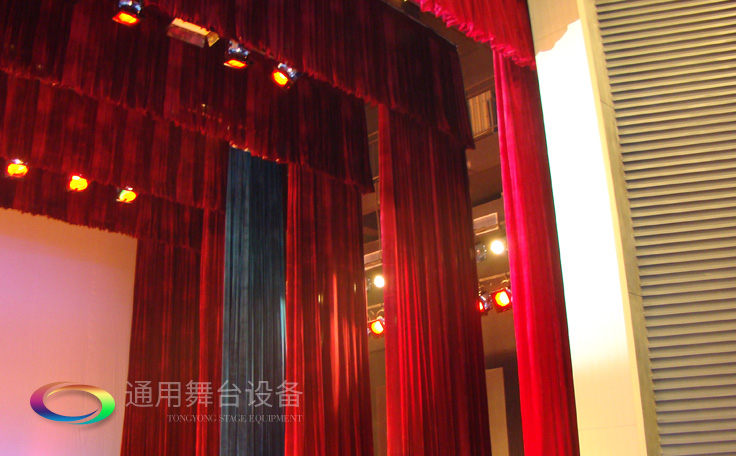 通用舞臺(tái)專業(yè)性、全方位優(yōu)勢！業(yè)務(wù)涉及舞臺(tái)機(jī)械、阻燃幕布、專業(yè)燈光系統(tǒng)、專業(yè)音響系統(tǒng)