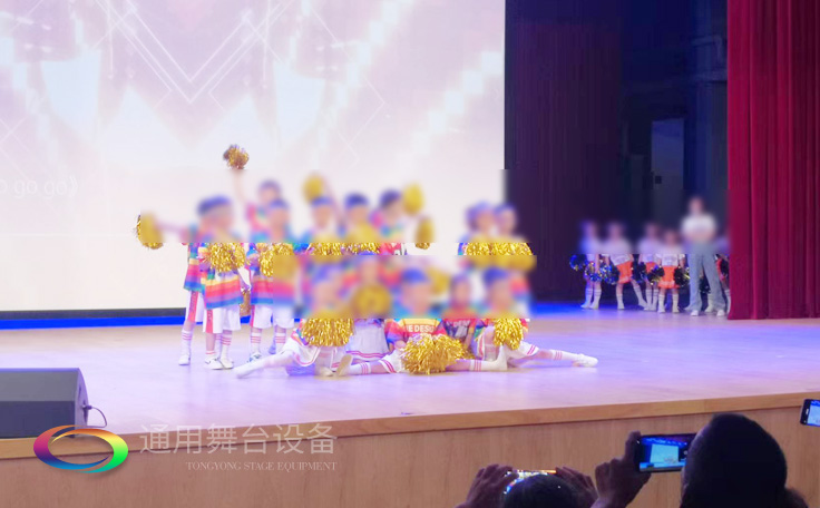 通用舞臺客戶案例展示——某劇場實景演出效果！項目包括舞臺燈光、舞臺吊桿、阻燃幕布、舞臺音響系統(tǒng)等等...