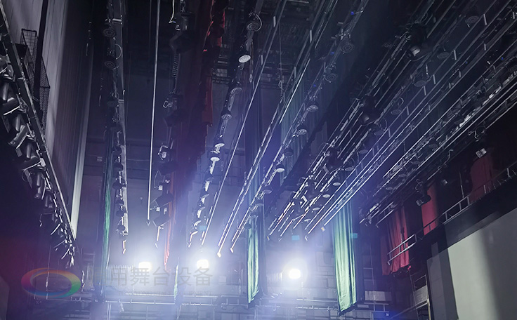 江蘇省南京曉莊學院報告廳項目順利通過竣工驗收 項目包括：聲學、燈光、舞臺阻燃幕布等