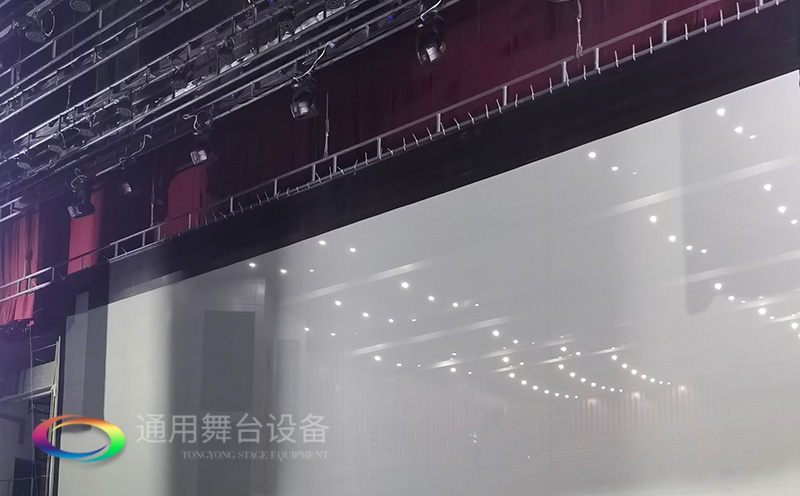 通用舞臺(tái)承建：南京曉莊學(xué)院報(bào)告廳舞臺(tái)項(xiàng)目（舞臺(tái)音響、舞臺(tái)燈光吊桿、舞臺(tái)幕布等）