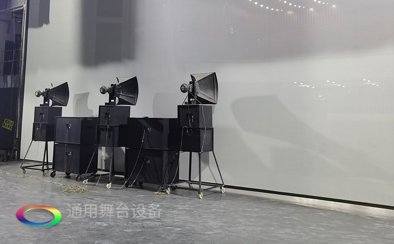 通用舞臺(tái)承建：南京曉莊學(xué)院報(bào)告廳舞臺(tái)項(xiàng)目（舞臺(tái)音響、舞臺(tái)燈光吊桿、舞臺(tái)幕布等）